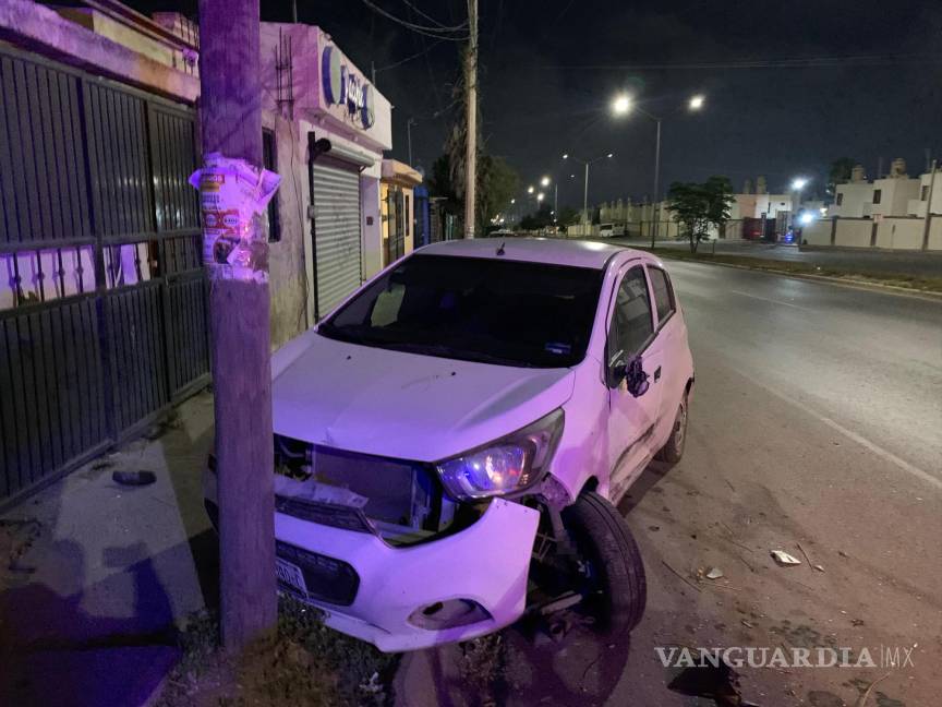 $!La conductora impactó primero un Chevrolet Spark estacionado antes de perder el control.