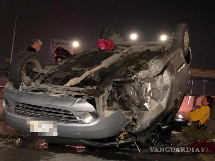 $!Los paramédicos trasladaron a los heridos, mientras que el auto fue remolcado al corralón, tras quedar en pérdida total.