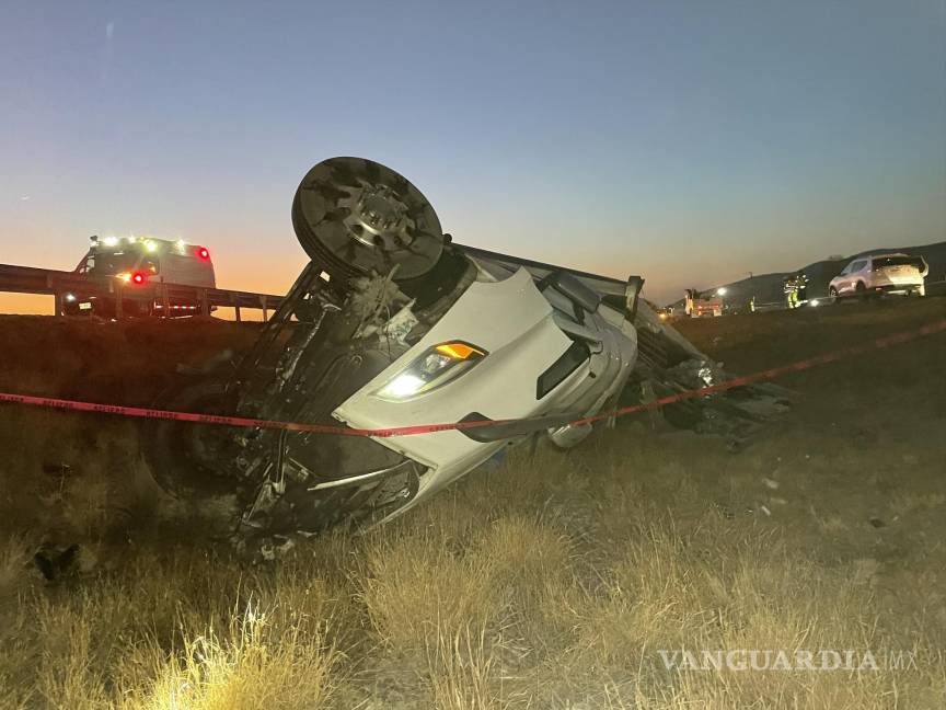 Muere trailero al volcarse sobre la Carretera Federal 57