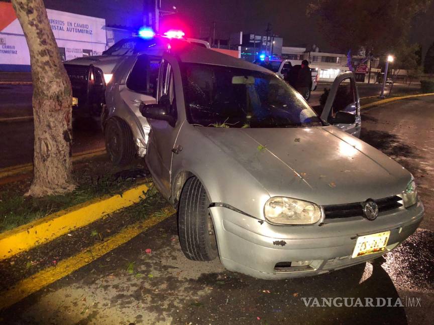 $!El auto quedó destrozado tras el impacto contra el árbol en el camellón central.