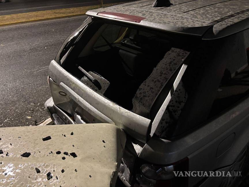 $!Elementos de Tránsito Municipal acudieron al lugar para tomar conocimiento del percance y coordinar el retiro de los vehículos.