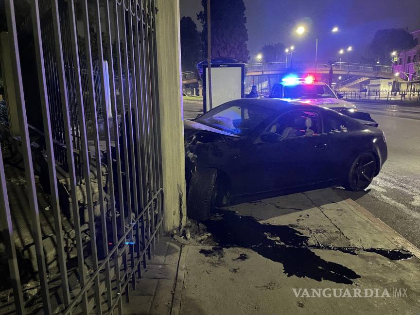 Saltillo: choca contra Químicas de la UAdeC y huye del lugar