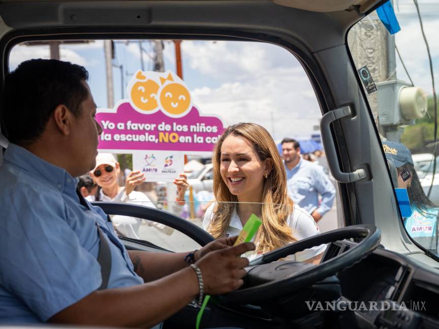 $!Luly López Naranjo, presidenta honoraria del DIF Saltillo, encabeza la jornada de concientización en el crucero de prolongación Urdiñola y periférico Luis Echeverría.