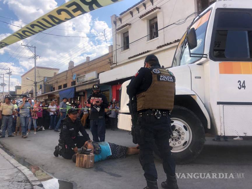 $!Mujer delicada de salud tras ser embestida por camión del transporte público en Saltillo