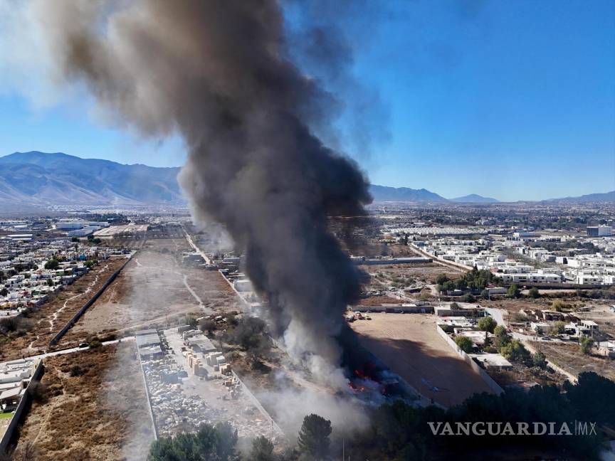 $!La intensa columna de humo generada por el incendio fue visible desde diferentes puntos de la ciudad, causando alarma entre los habitantes.