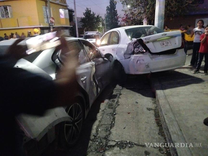 $!El vehículo Infiniti en el que huían los presuntos delincuentes quedó impactado contra un taxi y un Chevrolet Aveo.