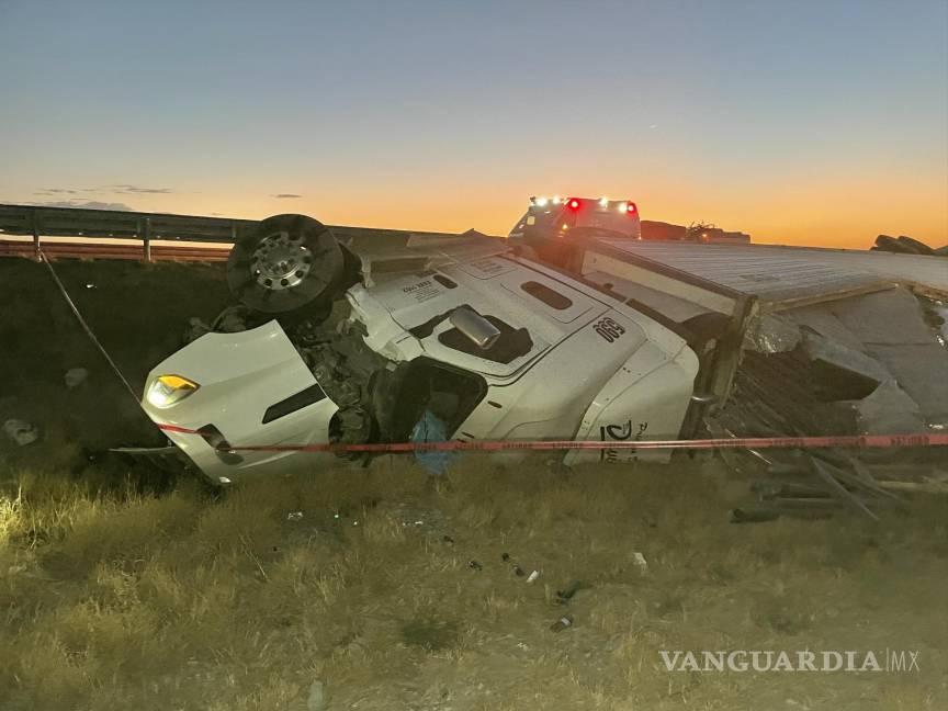 Muere trailero al volcarse sobre la Carretera Federal 57