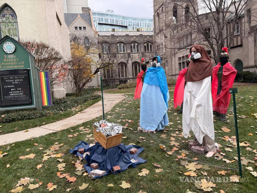$!María y José usando máscaras para protegerse de gases lacrimógenos, y tres centuriones enmascarados con gafas de sol y chalecos verdes con la leyenda 'ICE'.