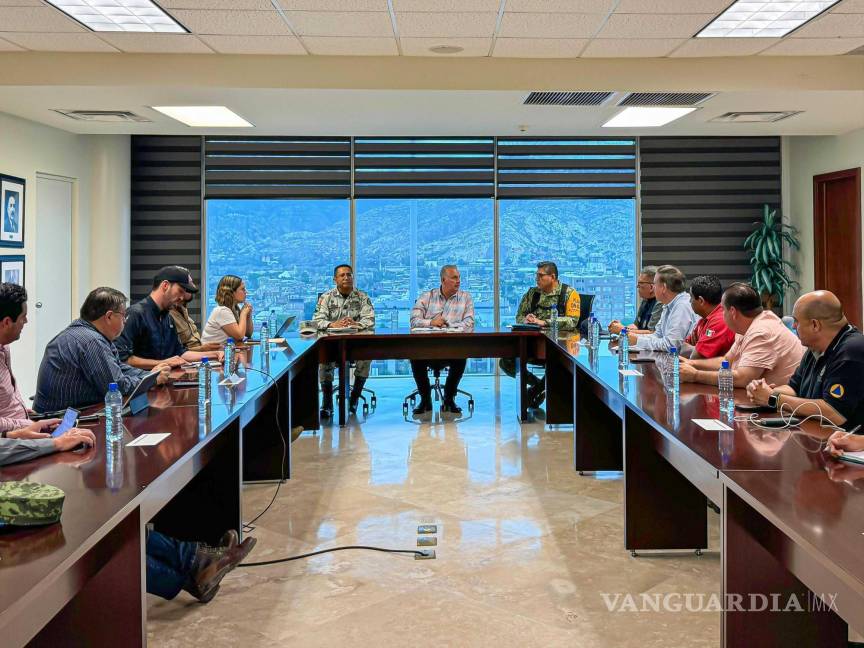 $!Los directores de Servicios Públicos, SIMAS, y Protección Civil, entre otros, se reunieron con el alcalde de Torreón para coordinar esfuerzos en la respuesta a la emergencia por el acumulado de agua.