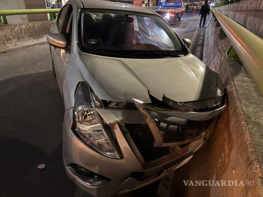 $!El automóvil fue retirado con grúa para restablecer por completo el tránsito en la zona.