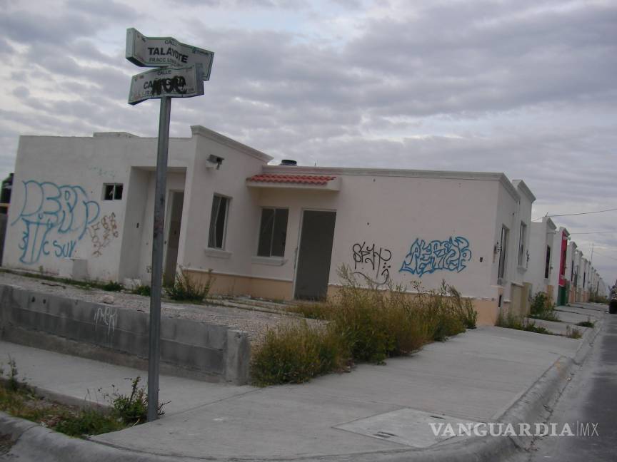 Desaloja Infonavit a 17 familias morosas