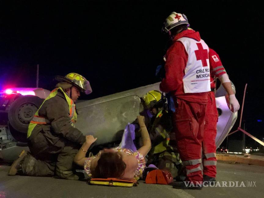 $!La mujer de 46 años fue evaluada por paramédicos de la Cruz Roja después de ser liberada del vehículo volcado.