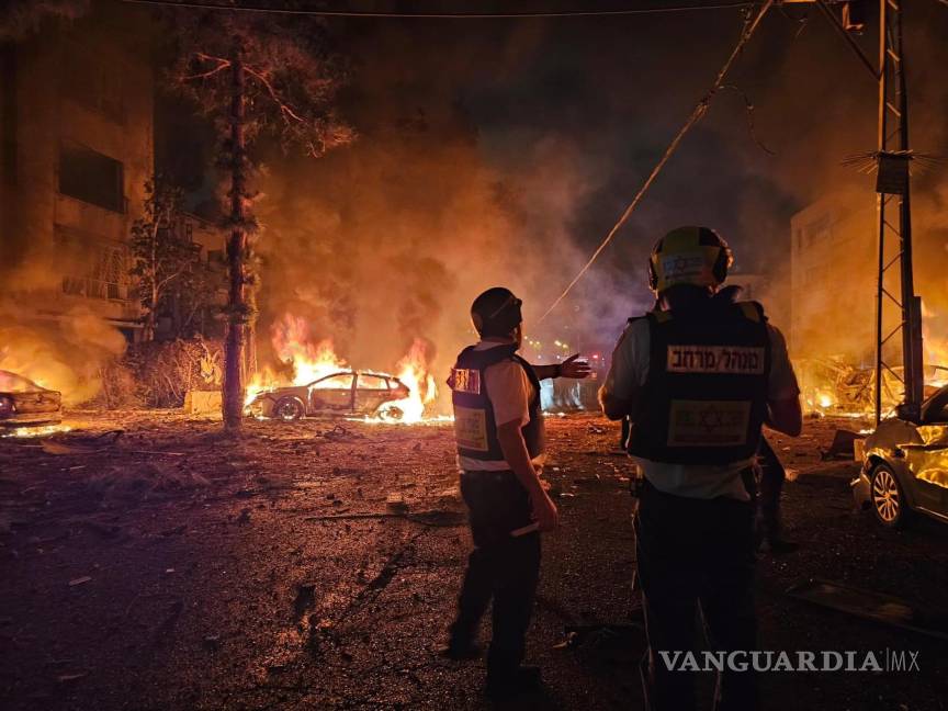$!Zona donde impactó un misil este domingo, en la ciudad de Haifa, en el norte de Israel. Esta es la octava oleada de misiles lanzados por Irán contra Israel.