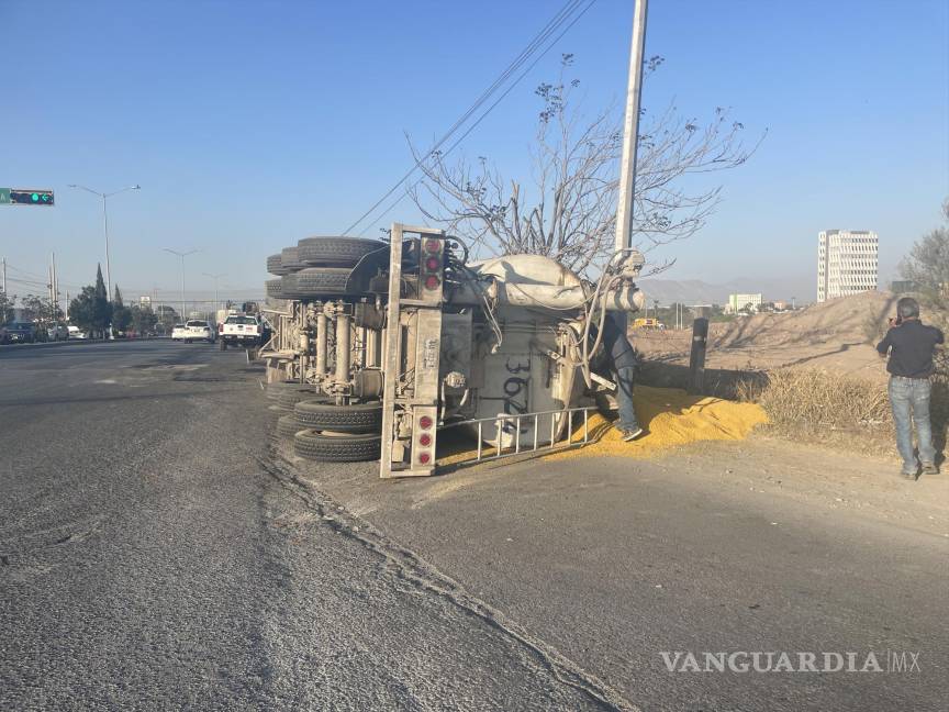 Tráiler vuelca por exceso de carga y derrama 20 toneladas de alimento para gallo en Saltillo