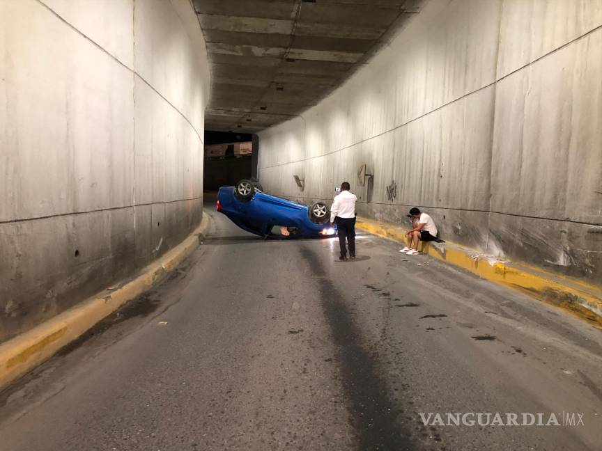 $!Elementos de Tránsito Municipal cerraron la entrada al deprimido para proteger la integridad de los automovilistas y evitar problemas adicionales en la vialidad.