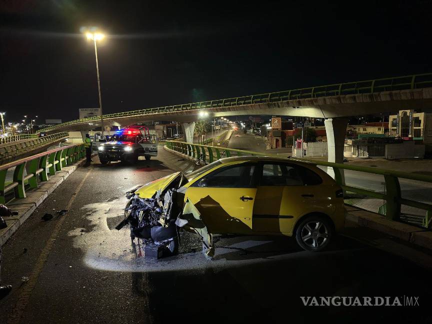$!Elementos de Tránsito Municipal cerraron la circulación del puente vehicular mientras se realizaban las labores de remolque.
