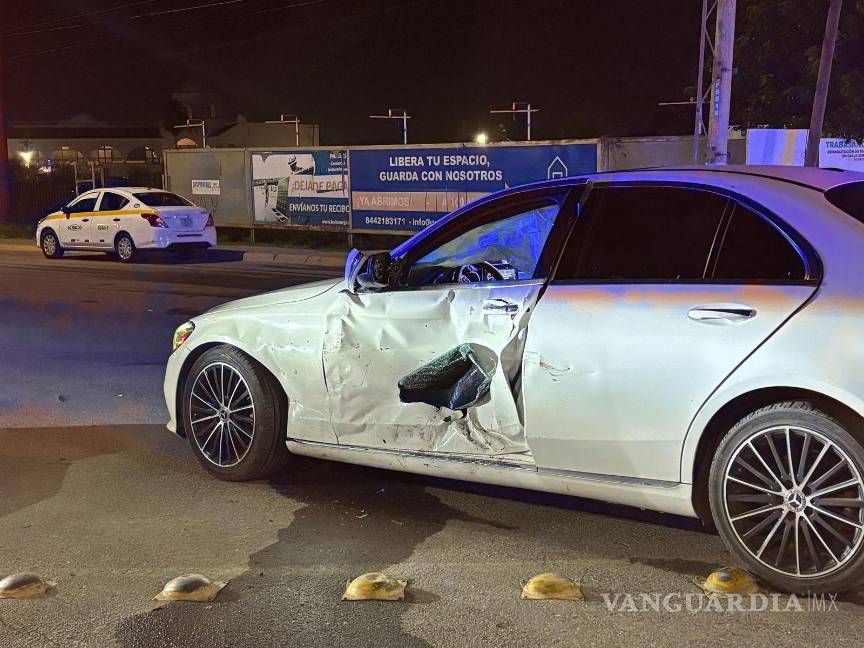 $!El auto Mercedes salió sin precaución y provocó un choque en la colonia Los González.