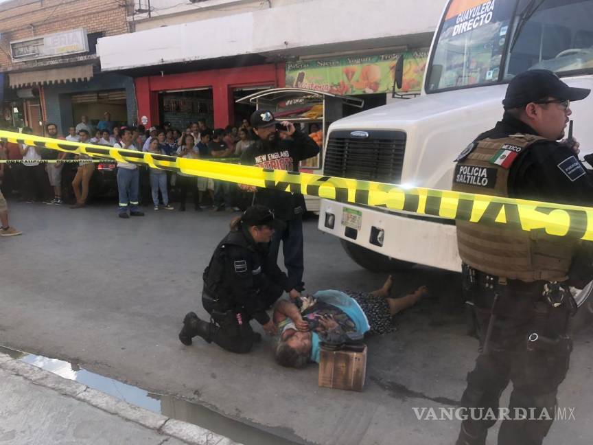 Mujer delicada de salud tras ser embestida por camión del transporte público en Saltillo