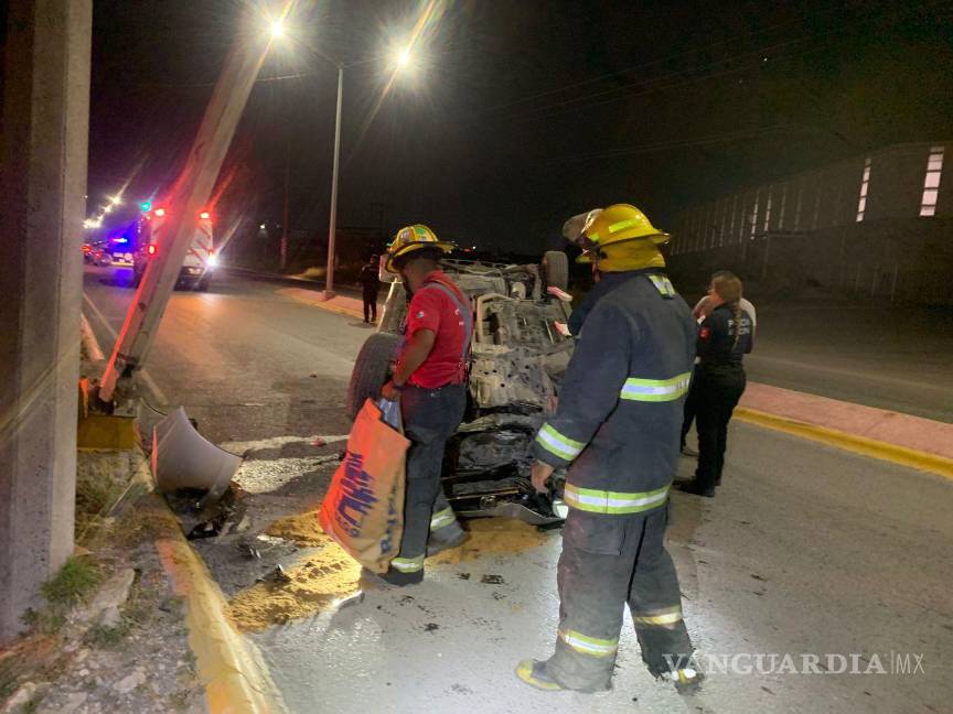 $!Luminaria derribada por el vehículo que perdió el control en la curva.