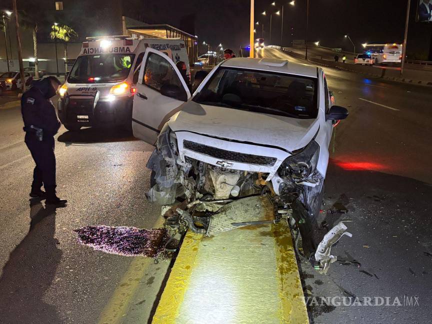 $!Elementos de Tránsito Municipal, en el lugar del accidente, abanderaron la zona para evitar más percances.