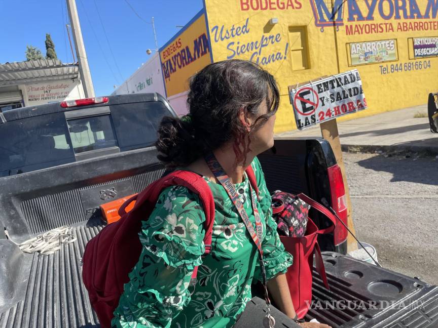 Llanta sale ‘volando’ de tráiler, causa daños a tienda y lesiona a despachador en Ramos Arizpe