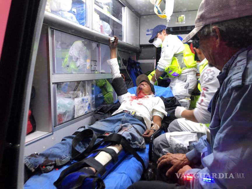 $!Paramédicos de la Secretaría de Salud del estado atendieron a Jhony, quien sufrió una fractura en la pierna y fue trasladado a un hospital.