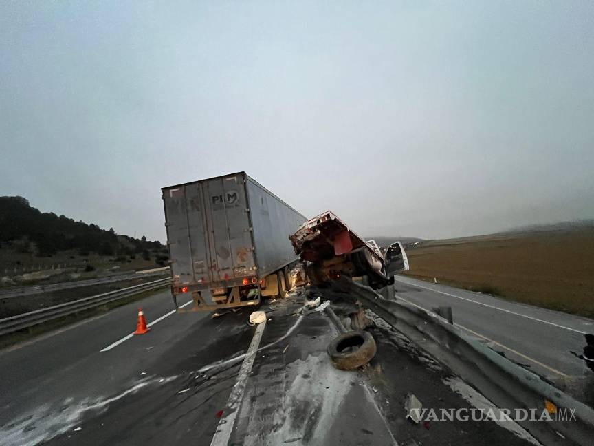 Trailero acelerado choca contra barrera en la carretera 57