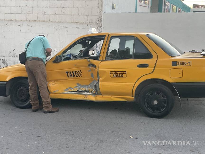 Taxista no respeta alto y vehículo lo embiste en Saltillo
