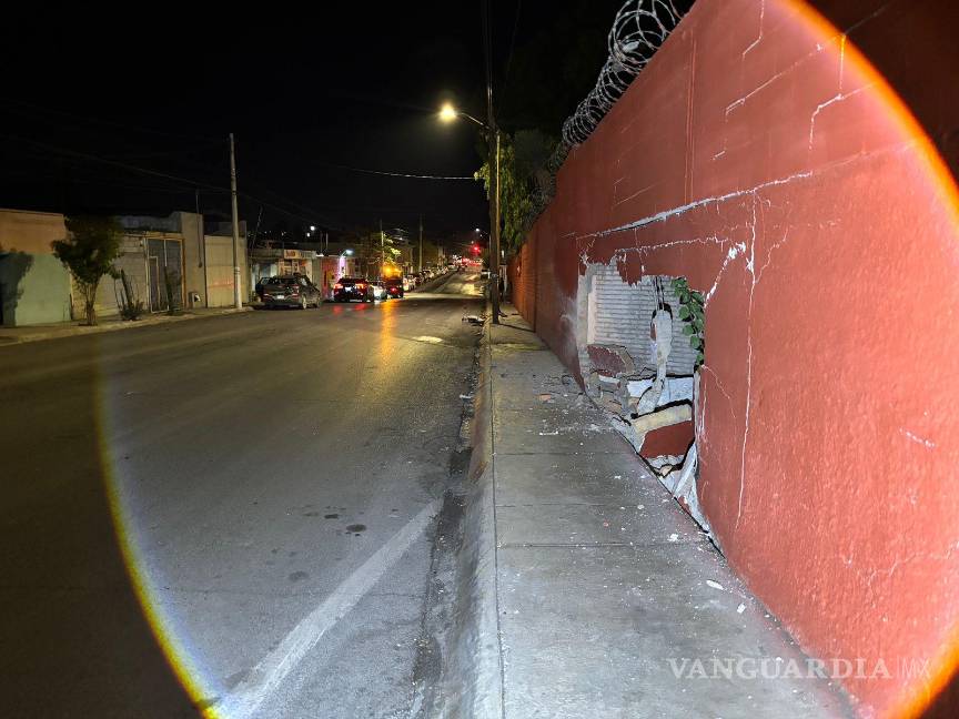 $!La barda perimetral de la primaria presentó un boquete de gran tamaño tras el impacto del Mercedes.