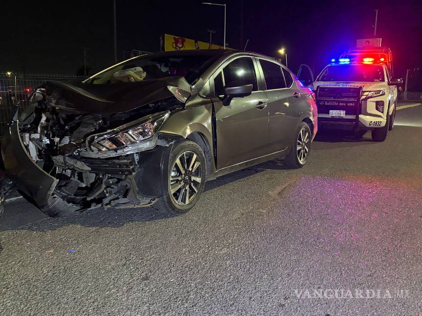 $!Elementos de Tránsito Municipal acudieron al lugar tras el reporte del choque.