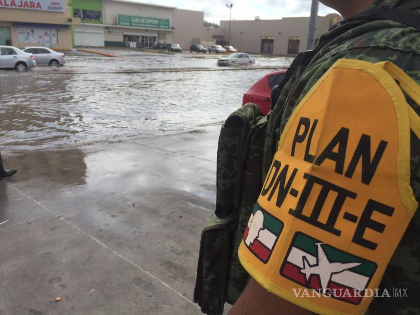 $!Lluvia moviliza a Bomberos, Protección Civil y Ejército en Torreón