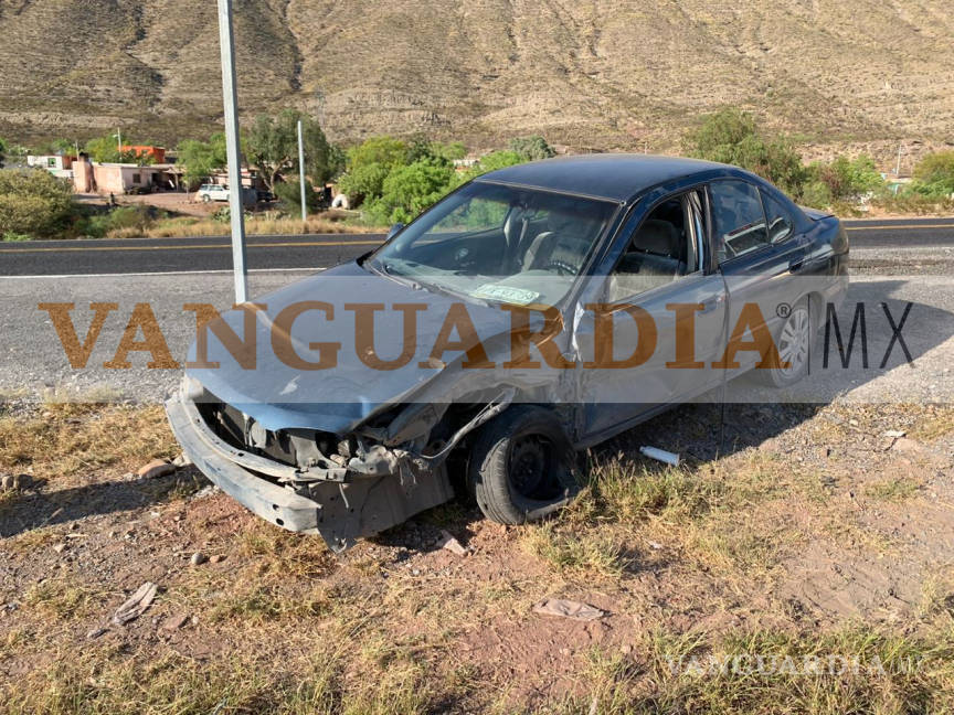 $!Choca y sale del camino conductor que circulaba por la carretera Saltillo-Torreón