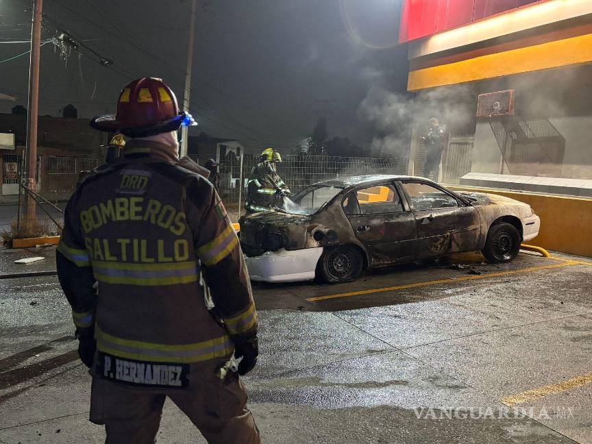 $!El Chevrolet Malibú quedó reducido a cenizas tras ser incendiado por un grupo de personas en la colonia Cerro del Pueblo.