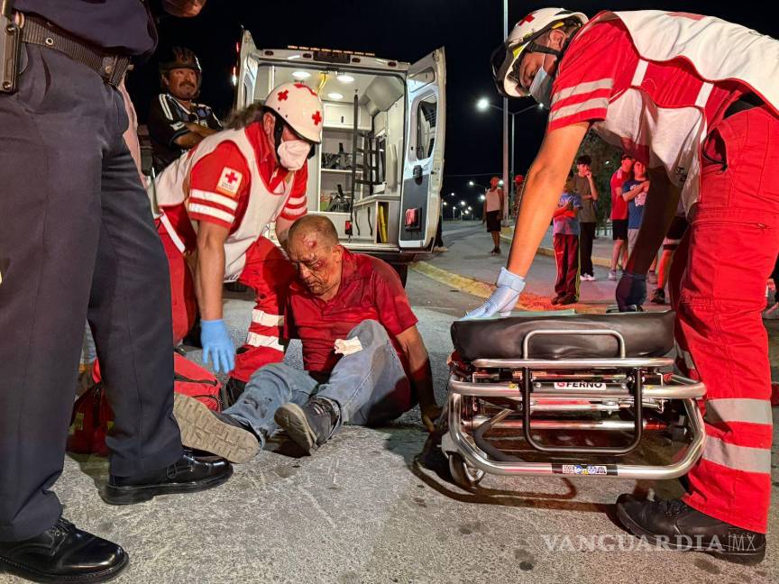 $!El conductor, de 65 años, quedó tendido en el pavimento tras caer de su motocicleta en la colonia Vicente Guerrero.