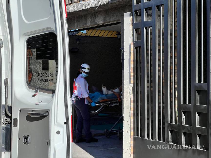 $!Paramédicos de la Cruz Roja atendieron a David Valoró Ortiz tras el accidente.