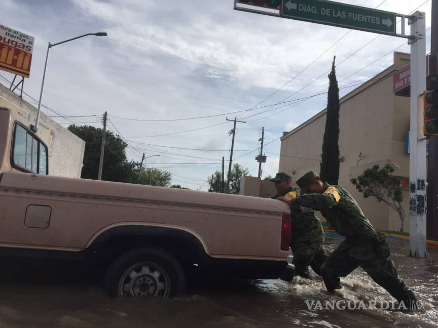$!Lluvia moviliza a Bomberos, Protección Civil y Ejército en Torreón