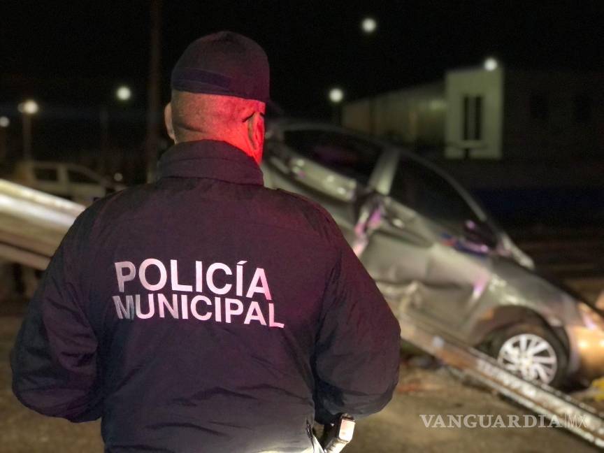 $!Elementos de tránsito municipal y paramédicos de la Cruz Roja llegaron al lugar del incidente para tomar conocimiento de los hechos.
