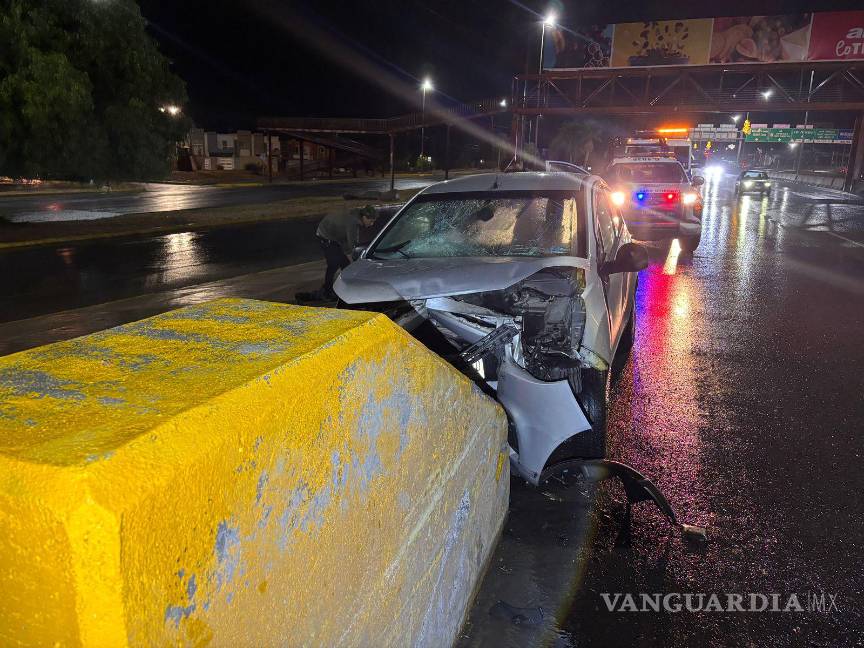 $!Automovilistas se detuvieron para auxiliar al conductor desorientado.