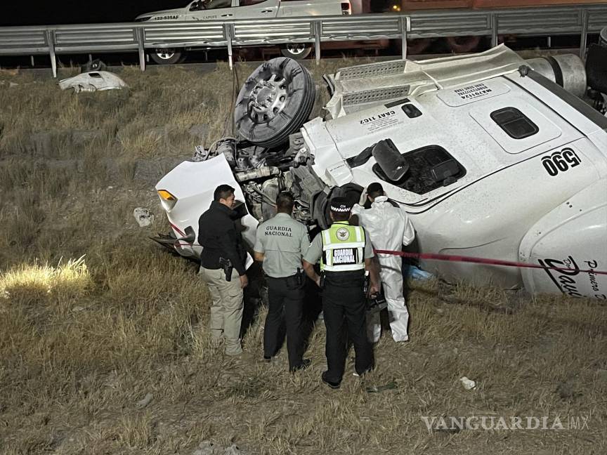 Muere trailero al volcarse sobre la Carretera Federal 57