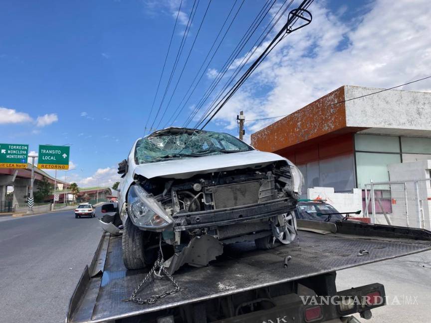 Choca y vuelca en puente del bulevar Fundadores, en Saltillo