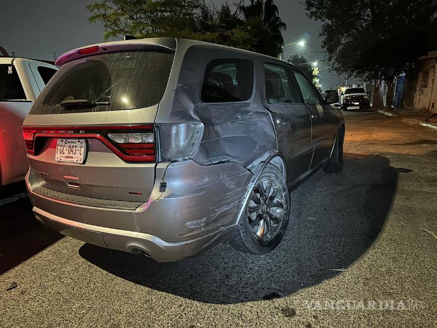 $!En la camioneta Dodge se podía ver claramente las huellas del impacto sobre la moto.