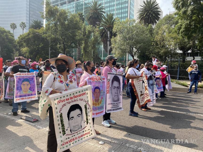 $!Marchan para exigir verdad y justicia a siete años de Ayotzinapa