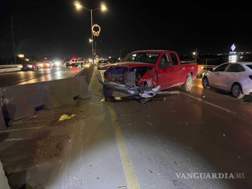 $!Oficiales de Tránsito trabajando para evitar nuevos accidentes.