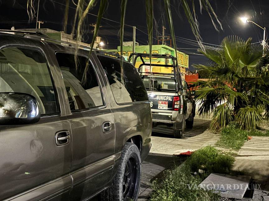 $!Elementos de la Policía Municipal llegaron al domicilio en la colonia Loma Linda para tomar conocimiento del caso.