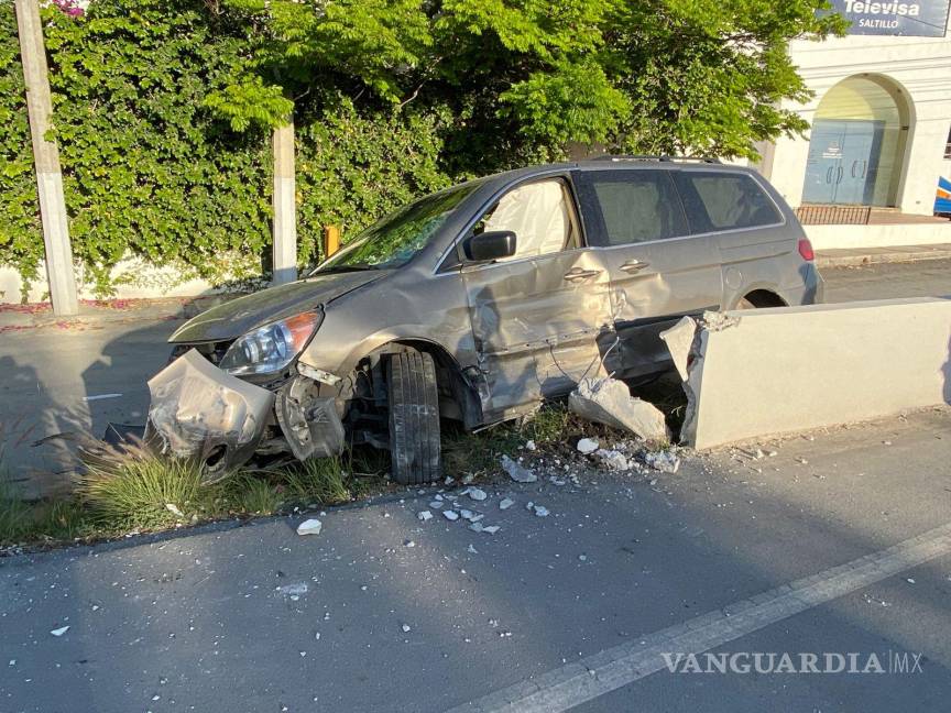 $!Colisionan dos Odisseys al norte de Saltillo, se registran cuantiosos daños materiales