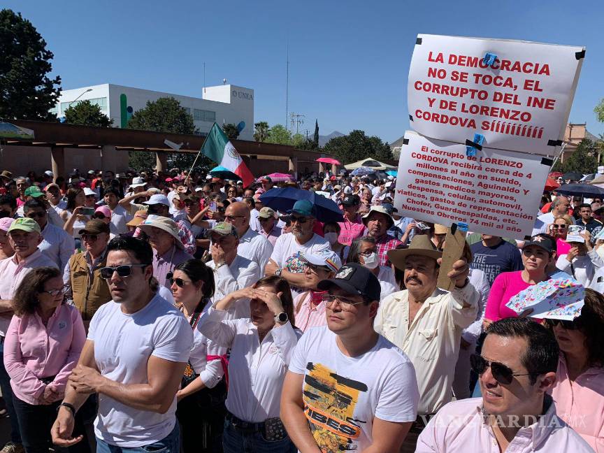 $!Más de mil 300 personas se dieron cita a la Plaza de las Ciudades Hermanas de Saltillo para manifestarse en contra del cúmulo de cambios legislativos en materia electoral.