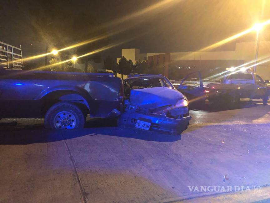 Por ir con el celular, adulto mayor ocasiona accidente frente al Centro de Gobierno en Saltillo