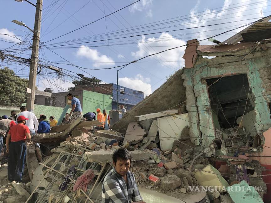 $!Vecinos y autoridades colaboran para retirar escombros y atender heridos tras explosión en colonia Pensil, CDMX