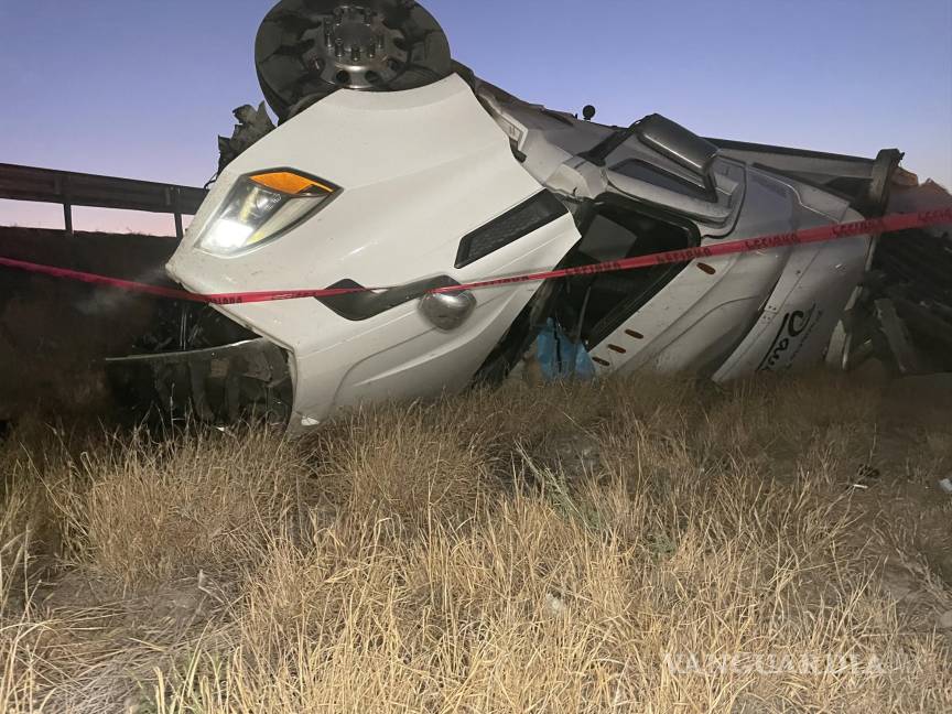 Muere trailero al volcarse sobre la Carretera Federal 57