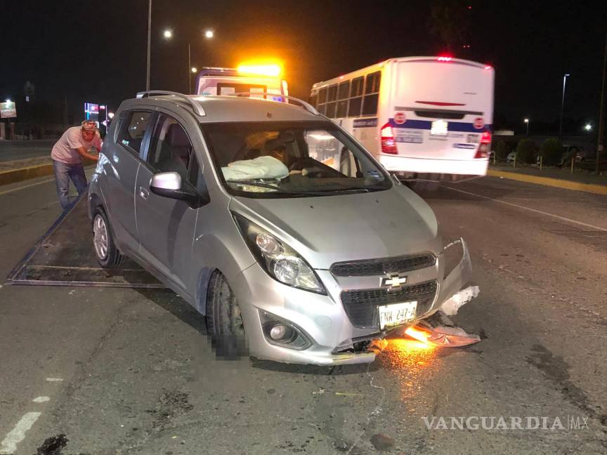 $!El automóvil responsable fue remolcado por una grúa después del accidente.